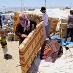 Syrian-refugees-setting-up-camp-receiveing-aid-in-Iraq