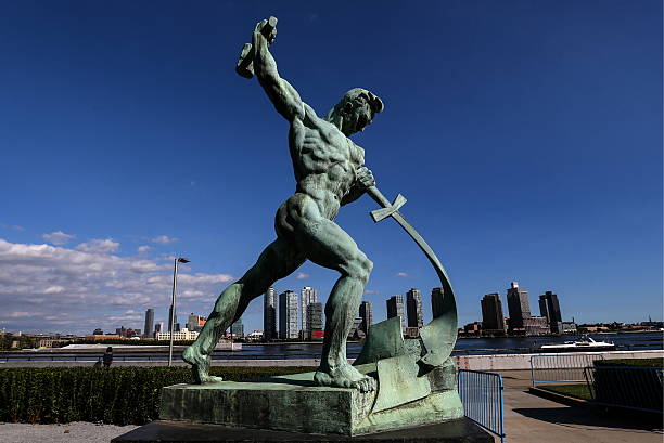 statue by UN man beating sword into plowshare